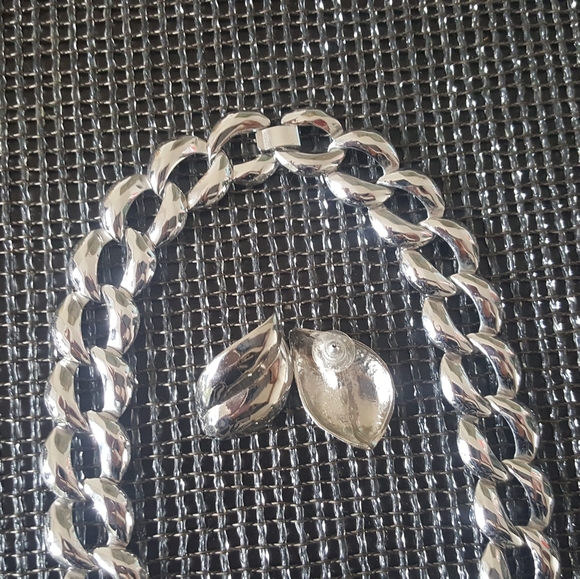 Silver Tone Hammered Links Necklace Earrings Set - Picture 3 of 3